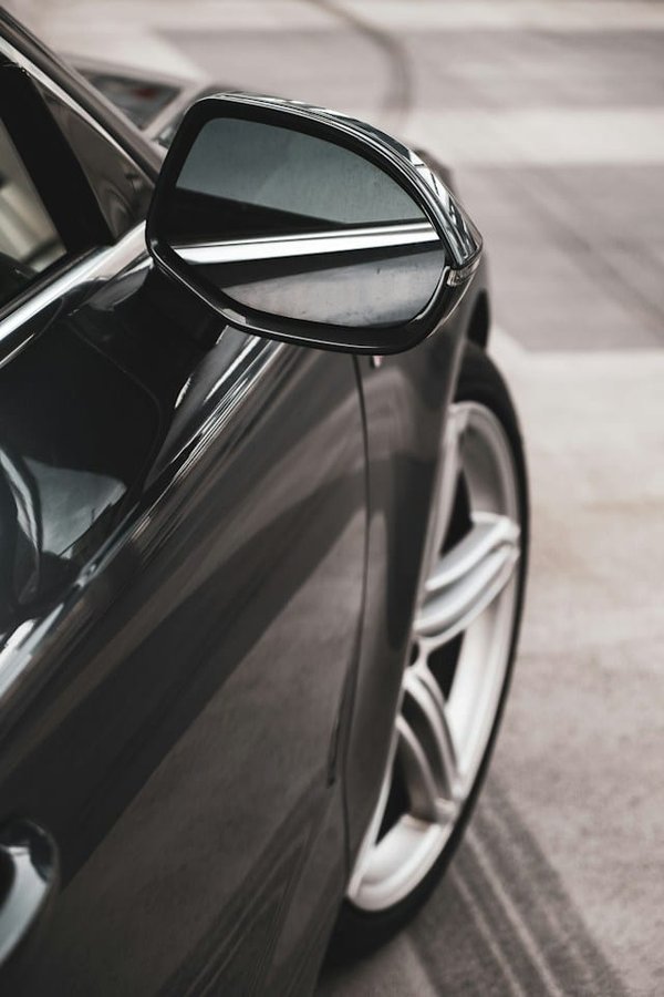 Comment bien entretenir les rétroviseurs électrochromes pour éviter les reflets gênants ?