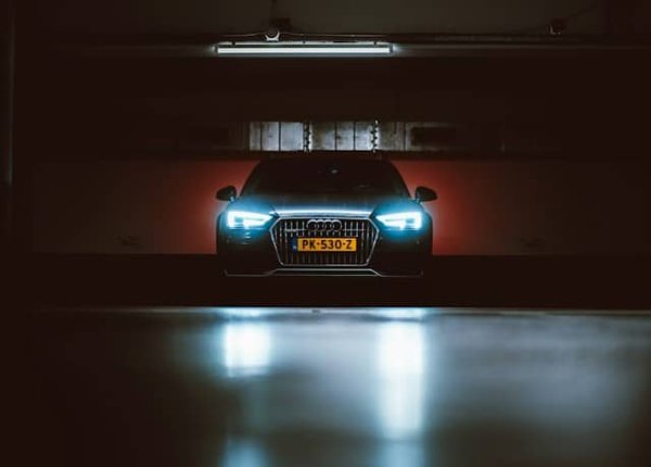 Quelles sont les étapes pour remplacer une ampoule de phare de voiture ?