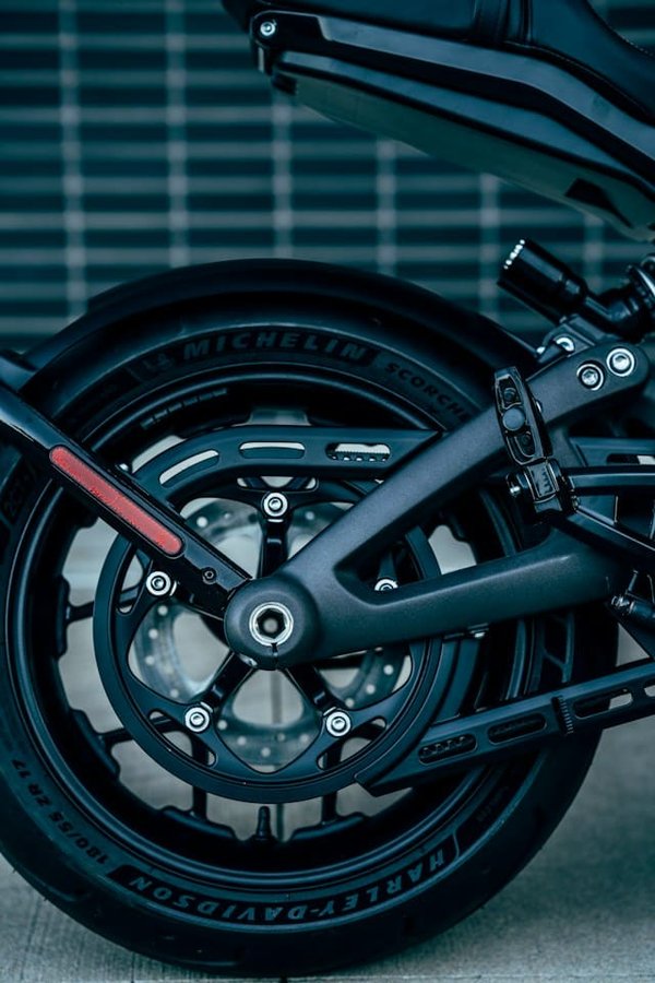 Comment entretenir les freins à disque d'une moto pour une meilleure sécurité ?